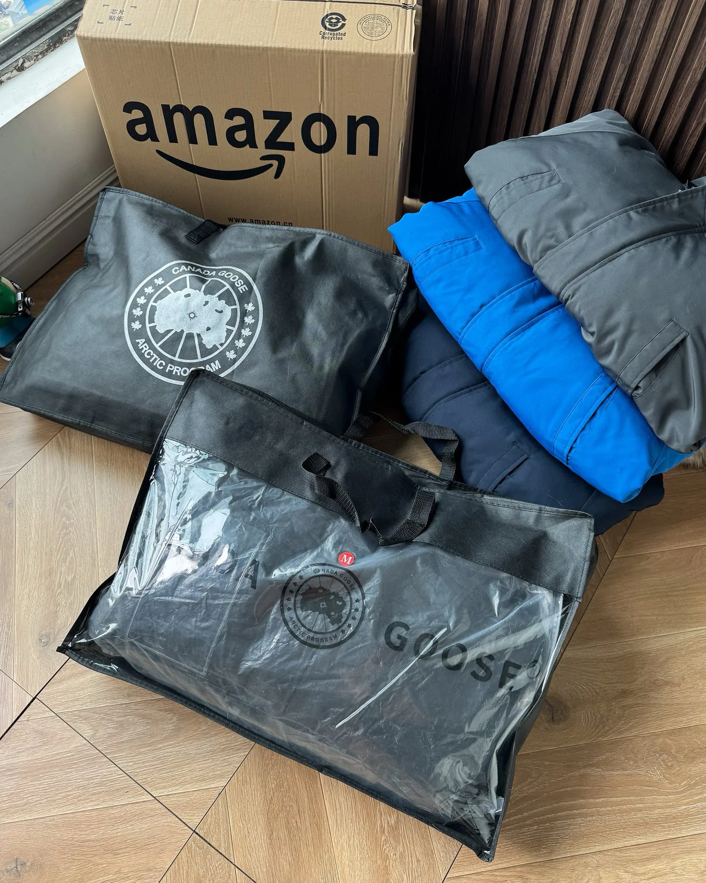 P720 🆕Top version! Comes with a tote bag! Chip version💰𝑪𝒂𝒏𝒂𝒅𝒂 𝑮𝒐𝒐𝒔𝒆/Canada Goose Chilliwack Goose 01 bomber jacket down! The top original replica version refers to the highest version in China currently (there is no one) ⚠️Note: There is no foundry in China! ! ! Saying it is original order, ZP goods, pure original goods, etc. is just a gimmick by some peers. Do not be deceived!  ⚠️Note: The latest version of this year’s authentic product has a strap (the latest version can be bought at the newly opened Galeries Lafayette Canada Goose counter in Beijing) ⚠️Note: (The authentic product does not have blue wash marks this year) Version comparison introduction 1⃣️Top replica: Made of 18-count polyester-cotton blended fabric imported from South Korea (authentic synchronized fabric), national standard 90 white duck down, western Canadian coyote hair 2⃣️Mid-range version: Made of domestically produced 21-count polyester-cotton fabric, 50% standard white duck down, Eastern Canada coyote hair, top original goose analysis Analysis 1 (wolf hair): All customers are guaranteed to receive a fur collar that is grayer than the original color. Each wolf hair is 55cm long and 14cm wide, all made from wild first-grade gray wolf skins in western Canada! Analysis 2 (Trademark): We use dyed embroidery thread to truly achieve 100% reproduction of the trademark, ensuring that the embroidery thread is exactly the same as ZP, with zero color difference and 100% reproduction of the map letters! (We can guarantee that no one in our industry is more attentive and professional than us!) Analysis 3 (fabric): As we all know, the Canada Goose ZP fabric in previous years was a 21-count polyester-cotton washed, calendered and brushed fabric that was relatively hard. Last year and this year, dozens of authentic products purchased were all made of 18-count pure cotton fabrics, and we finally decided to use 18-count polyester cotton! (ZP synchronized fabric) Analysis 4 (Accessories): Domestic exclusive version of Velcro, one to one Y-shaped double hook original Velcro, YKK zipper, exclusive original workmanship of washed threaded down jacket!  Authentic products are not 100% perfect and flawless. Authentic products also have velvet hair loss, and most of the authentic wolf fur is mainly eastern yellow wolf fur. (Because our wolf skins are all auctioned at the same auction house as authentic products) There is an auction list to prove it.  At the same time, I will teach you a trick: buy an authentic product from Tmall, buy a piece of clothing from a merchant you trust at the same time, and come back to compare the details. ⚠️ Remember you get what you pay for! Don't be greedy for small gains, or you will suffer big losses! Color: Black Navy Beige Graphite Gray Royal Blue Size: XS S M L 54 120 84 79 140-160 XL 56 124 86 81 160-180 XXL 58 128 88 83 180-200